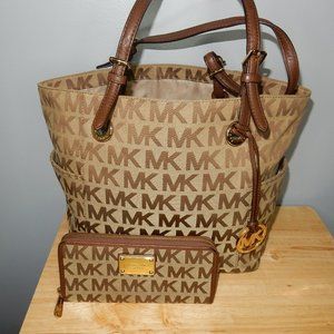 Michael Kors Tote with Large Wrislet